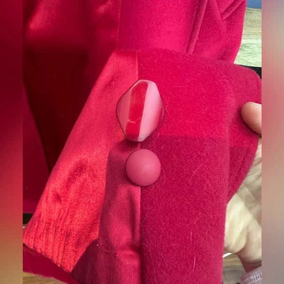 Elegant Vintage Red Wool Coat with removable cape/scarf - Picture 11 of 13